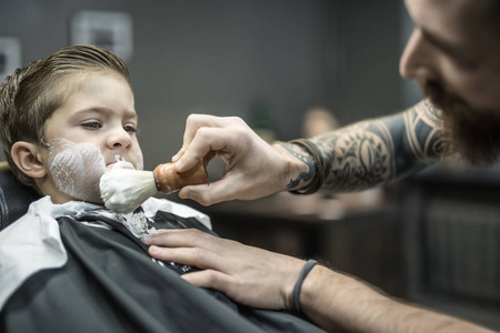 小男孩的搞笑剃须照片