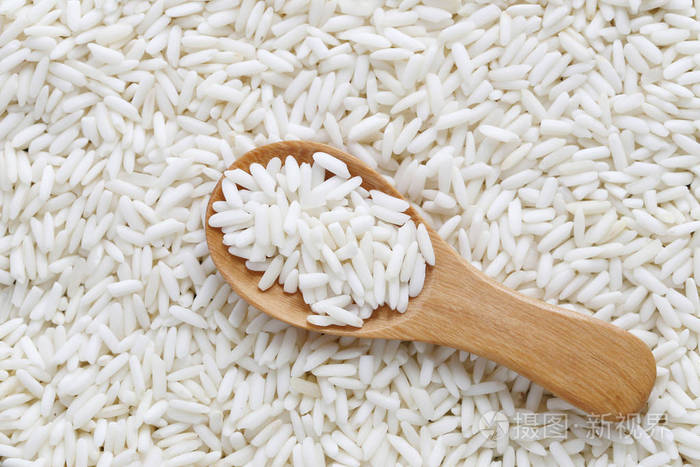 在木勺 糯米或粘 ric 有机白米饭