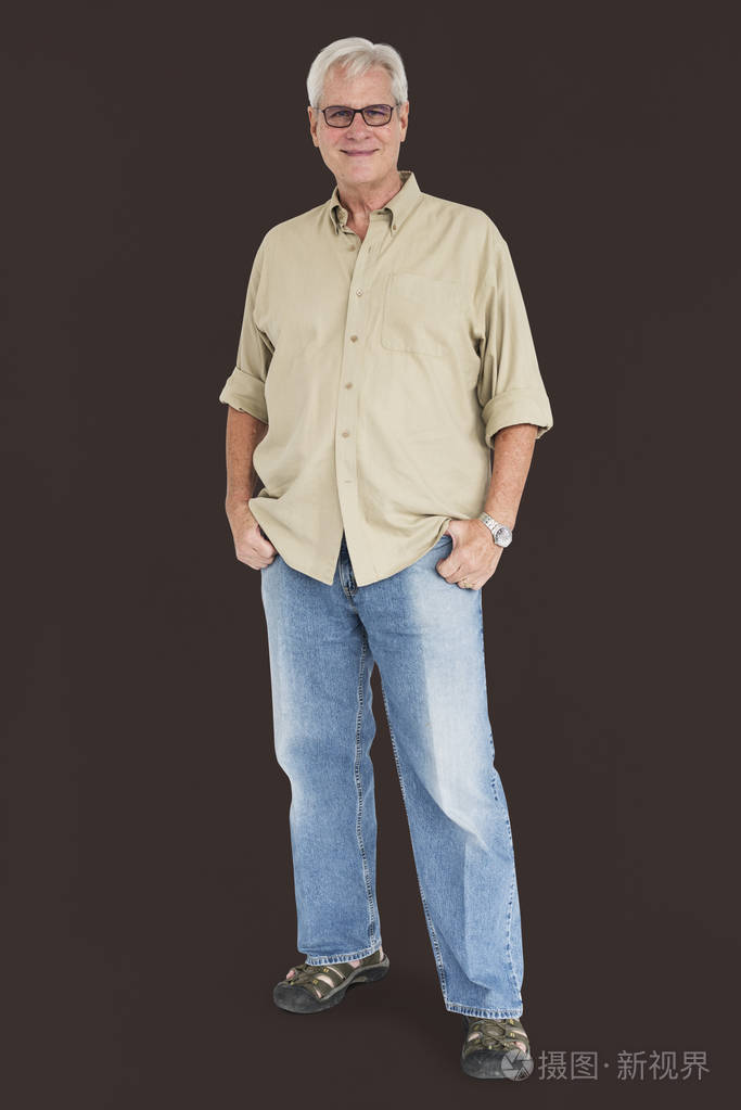 性格开朗的高级人站立