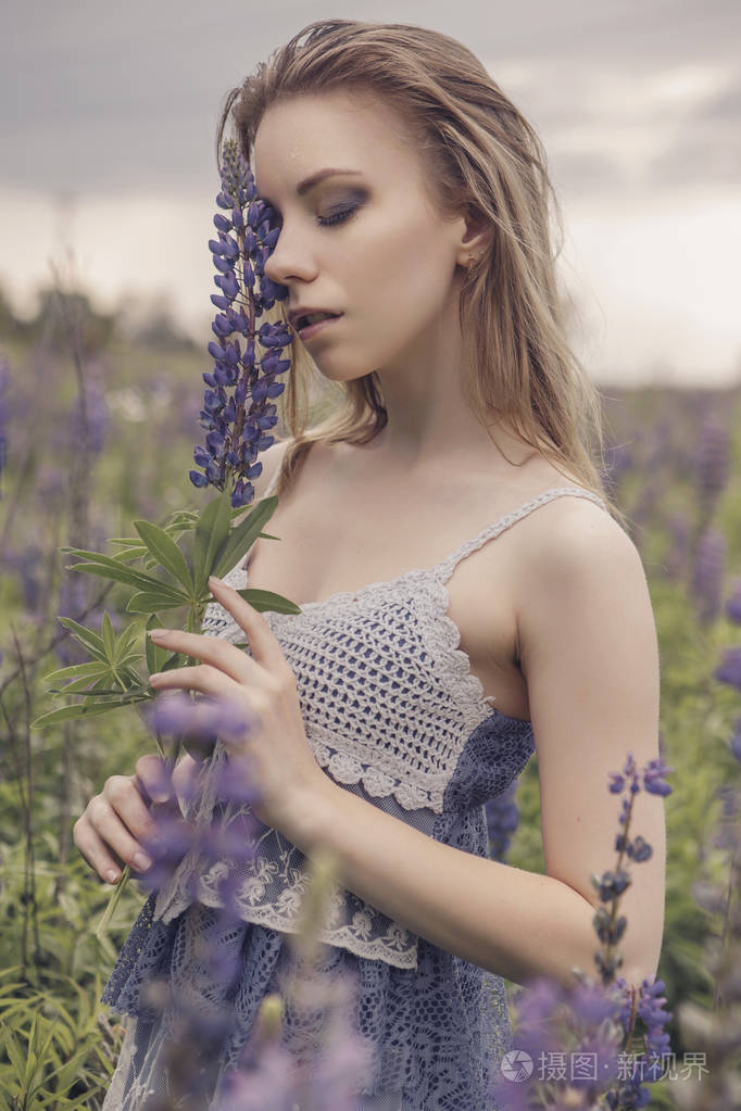 美丽黑发苗条适合脆弱的女人,与清晰完美 sk