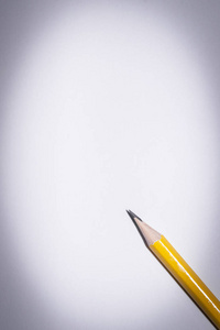 纯白色背景上孤立的铅笔