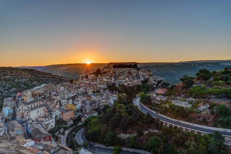 太阳升起在西西里岛拉古萨 Ibla