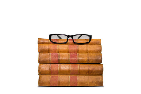 孤立的旧书籍书架和白色背景上的眼镜
