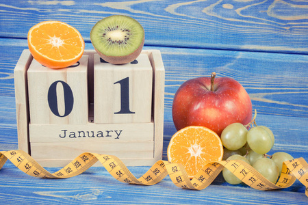 多维数据集日历 水果和卷尺，新的一年各项决议