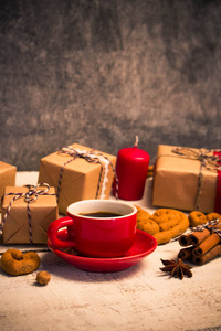 红色的咖啡杯，饼干形状的一颗心和礼物