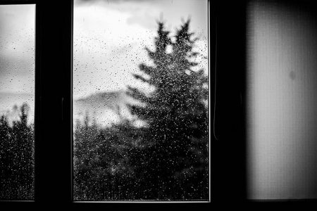 美丽的水滴在窗户上, 寒冷的天气