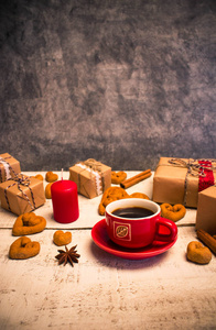 红色的咖啡杯，饼干形状的一颗心和礼物