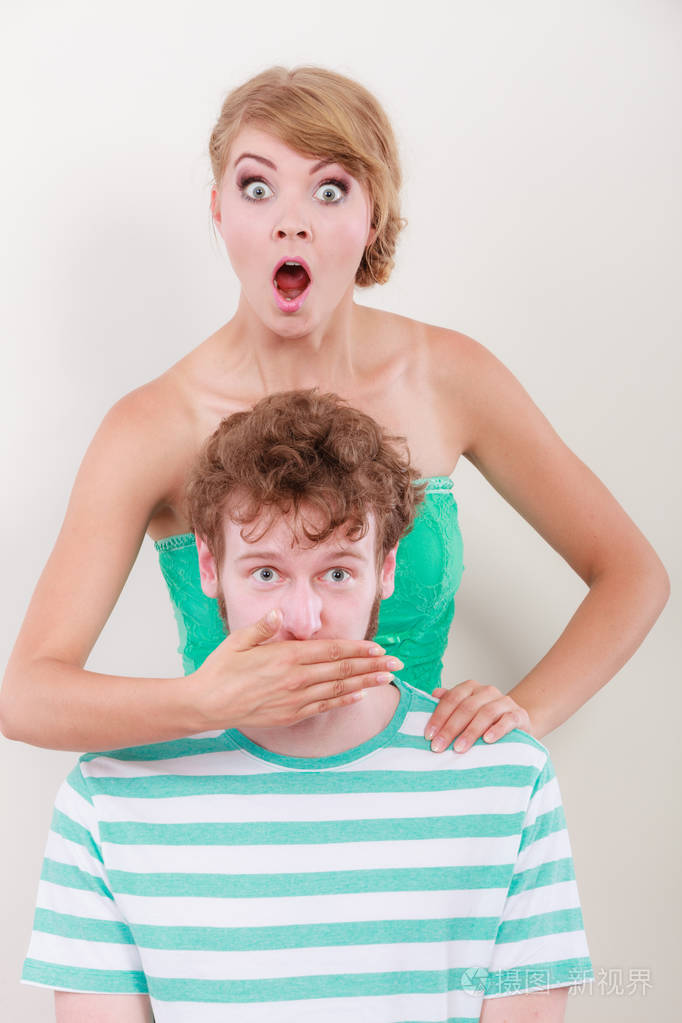 几睁大眼睛的女孩捂嘴惊讶她的男人