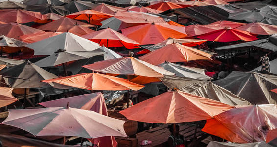 在遮阳伞下的市场