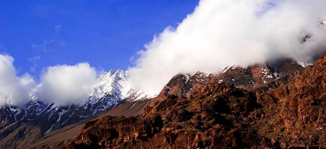 美丽多云日出与雪岭山脉