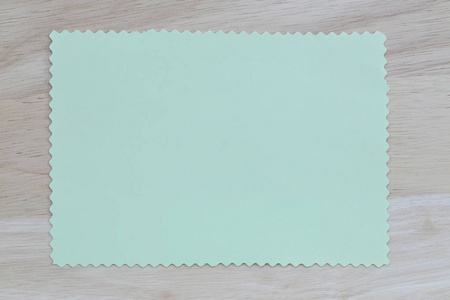 空的绿色记事本文件和复制空间，木质的背景