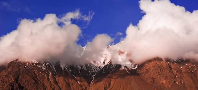 美丽多云日出与雪岭山脉