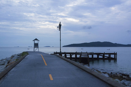 小屋里，在海边