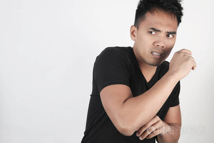 年轻男人害怕照片-正版商用图片0wfg64-摄图新视界
