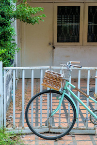 与空白篮公园的旧自行车，自行车车轮关闭了 vintag