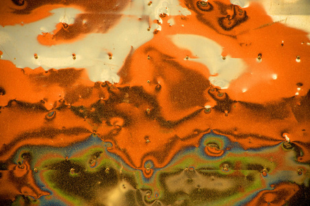 墙倒影在一块不锈钢墙上有五颜六色的倒影照片