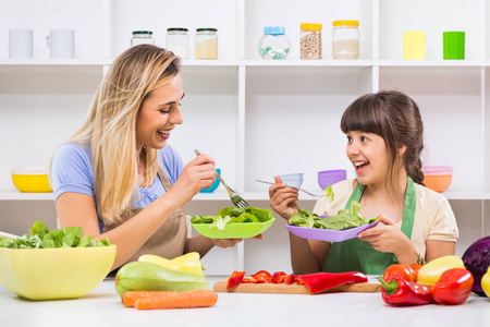 儿童吃蔬菜沙拉图片