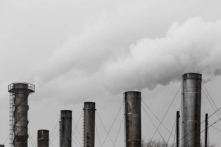 排气烟囱排放到大气中.热电联产照片
