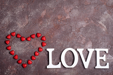 情人节的背景。红色的心和爱在黑暗石背景。情人节的概念。节日卡