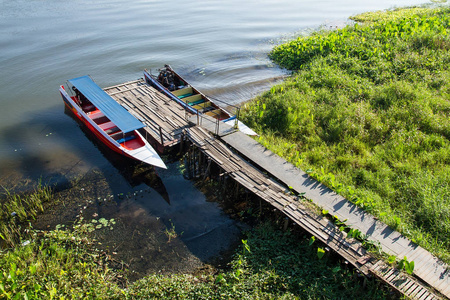 泰国的高速船上在北碧府，T 的桂河里的水