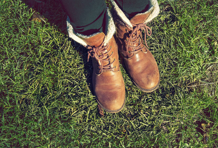 穿鞋子站在草地上的女孩, 走在公园里