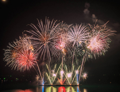 美夜烟花在天空上