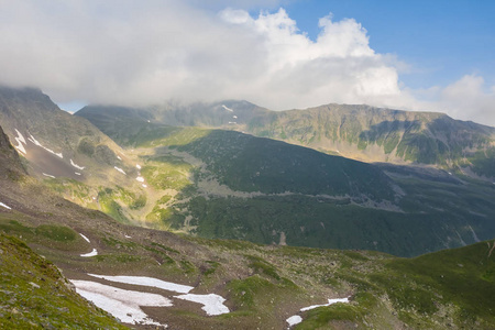 绿色山山谷风景