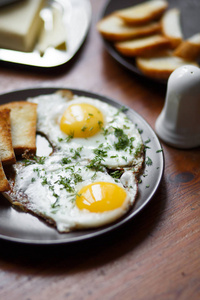 早餐在一张小木桌上美味煎的鸡蛋