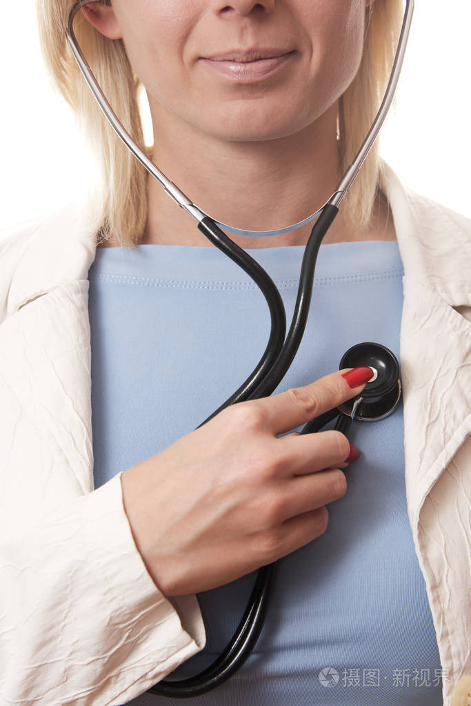 女人对自己垂直使用听诊器