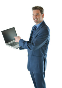 在笔记本电脑上显示演示文稿的商人