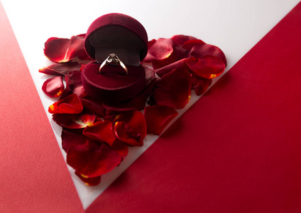 就一颗心的玫瑰花瓣上的婚戒角红白色酒泉