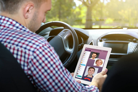 车载平板电脑上的人视频会议。现代技术概念。