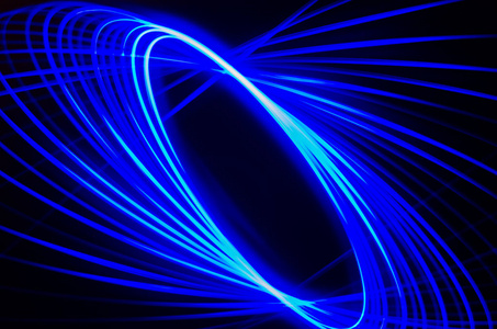 光的螺旋和黑色背景上的蓝线图片