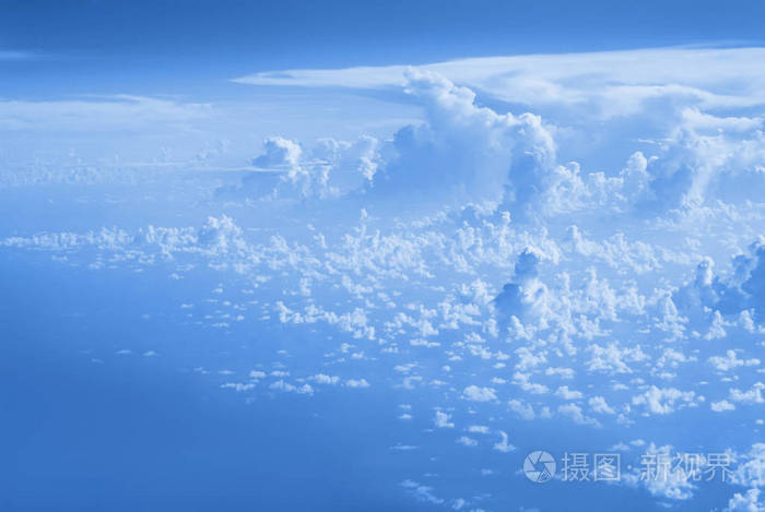 云。从在云端飞行的飞机的窗口可以看到最高的景色