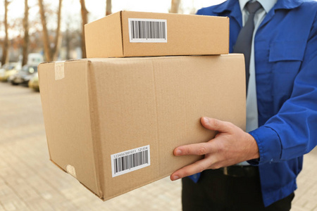 与户外的包裹快递照片