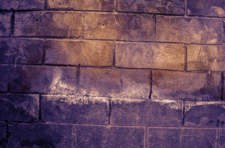 旧肮脏的砖墙碎片与剥皮石膏纹理白色灰色黑色绿色绿色绿色石灰黄色橙色橙色栗色紫色粉红色绿松石, 石头表面与裂缝, 有用的背景色调