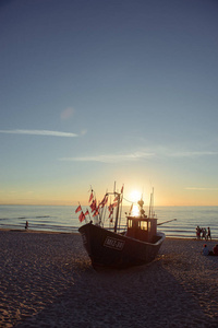 日出时间在海滩上的渔夫船