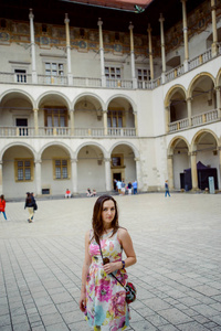 美丽的女孩，在观光旧城堡在克拉科夫，瓦维尔