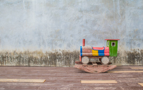 木制玩具火车上旧水泥背景