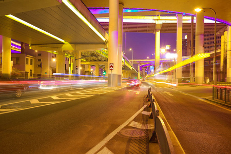 城市道路立交高架桥的夜景图片
