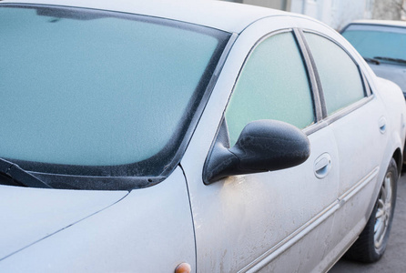 汽车上的冷冻挡风玻璃雨刷。 冰冻挡风玻璃。 冬天的汽车挡风玻璃。 冰冻的汽车前窗。 冬天冷冻汽车挡风玻璃。 前面的玻璃。 寒冷的