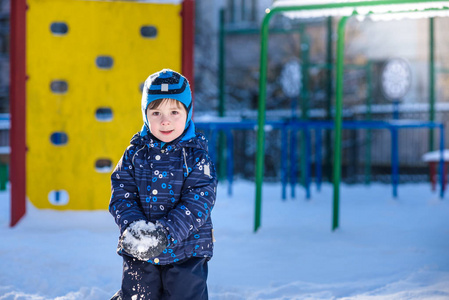 搞笑小小孩男孩穿五颜六色的衣服 在冬天降雪期间在户外玩在寒冷多雪的日子 快乐的孩子开心和玩雪照片 正版商用图片0whjr9 摄图新视界