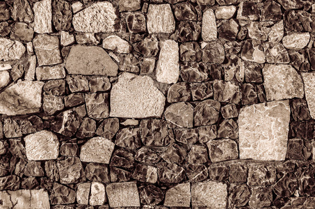 片段的旧砖墙与河石头纹理白色灰色，棕色，黑色，绿色，蓝色，石灰，黄橙栗色紫粉红色绿松石彩色背景，不同类型的石材马赛克表面