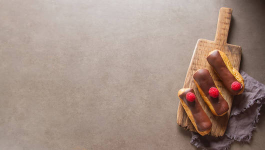 传统的法式甜点。埃克莱尔的巧克力糖衣和锉刀