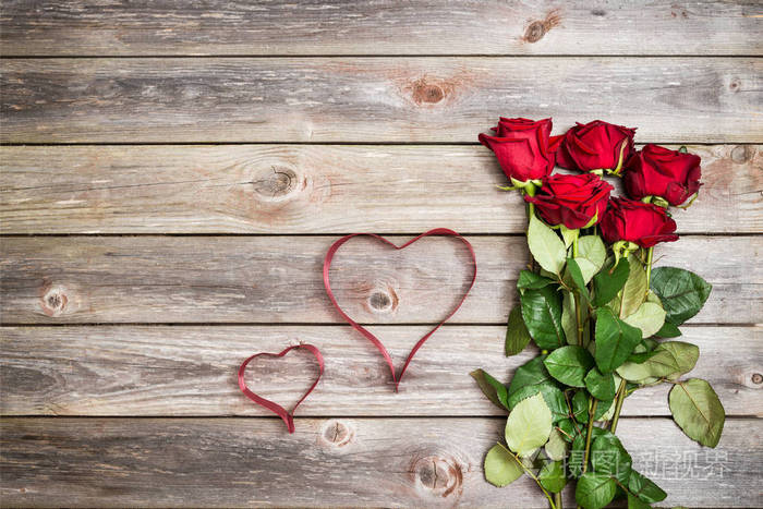 束红玫瑰木背景与心从功能区上。情人节背景