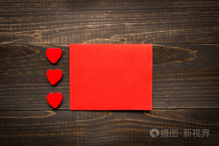 情人节的背景用红色的心在木桌上的情人节卡片