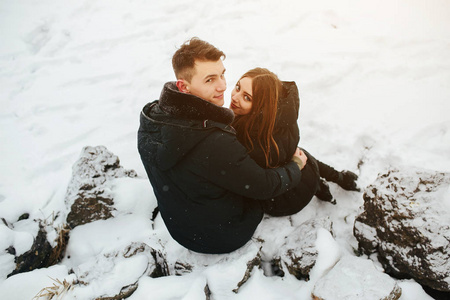 在一个下雪的公园构成的夫妇