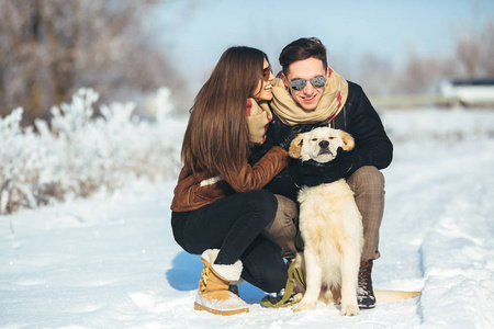 年轻夫妇在冬季公园很开心