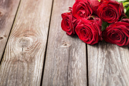 束红玫瑰木的背景上。情人节背景