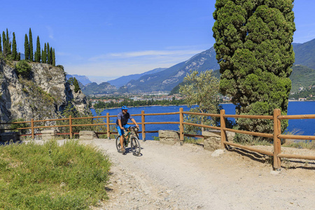 山地自行车在加尔达湖，Riva del Ponale 小道，G